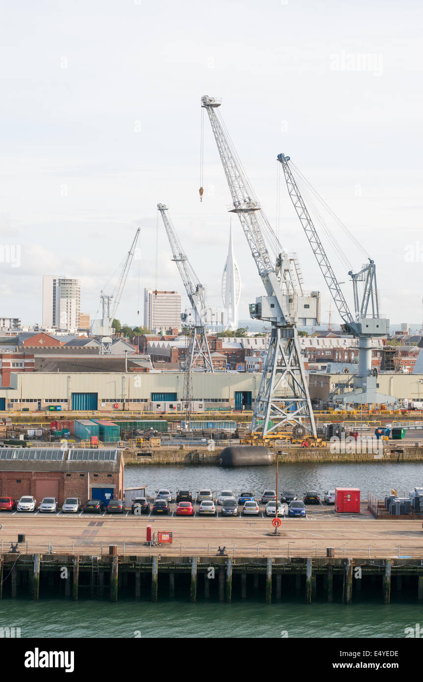 Grues de chantier naval de Portsmouth, Hampshire, England, UK Banque D'Images