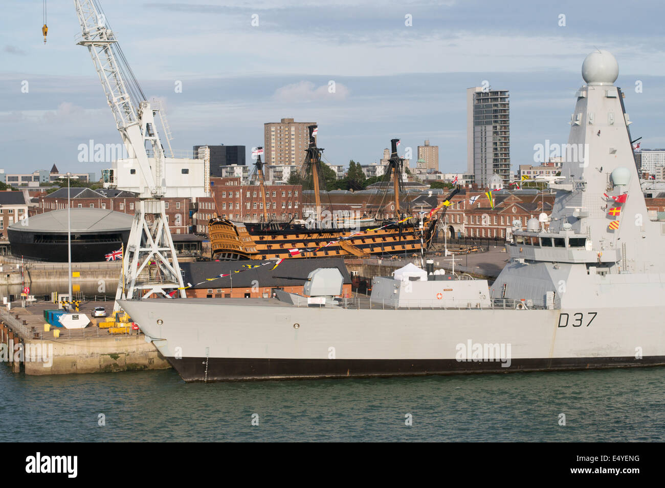 Type 45 destroyer HMS Duncan et HMS Victory historique chantier naval de Portsmouth, Hampshire, England, UK Banque D'Images
