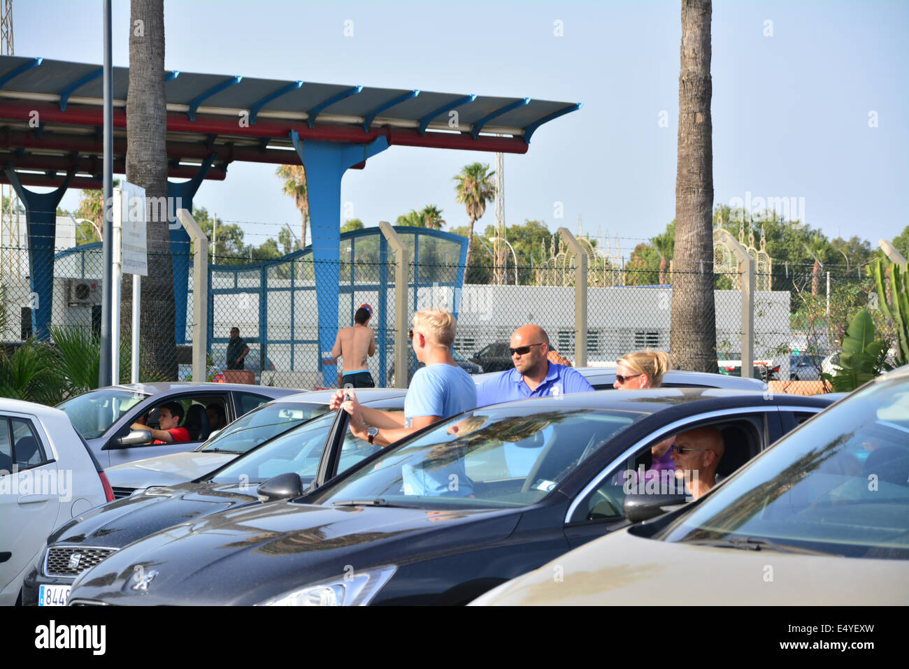 Gibraltar, 17 juillet 2014. Conducteurs et passagers en attente de plus de trois heures à passer en Espagne regarder comme contrôles espagnol serré sur le côté espagnol de la frontière. Les délais s'immédiatement après l'ambassadeur espagnol à Londres a été convoqué par le gouvernement britannique à la suite d'un incident en mer le 16 juillet. Crédit : Stephen Ignacio/Alamy Live News Banque D'Images