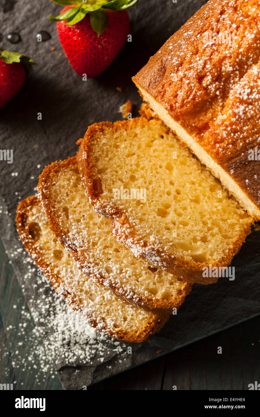 Quatre-quarts Maison avec des fraises et de la crème Banque D'Images