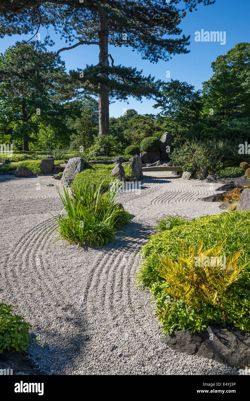 Jardin japonais avec du gravier ratissé, Kew Royal Botanic Gardens, London, UK Banque D'Images