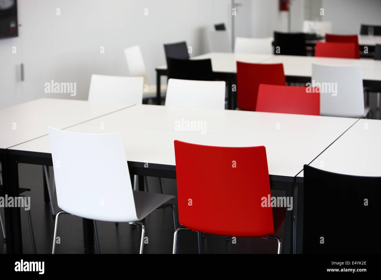 Rouge et blanc vide tables et chaises Banque D'Images