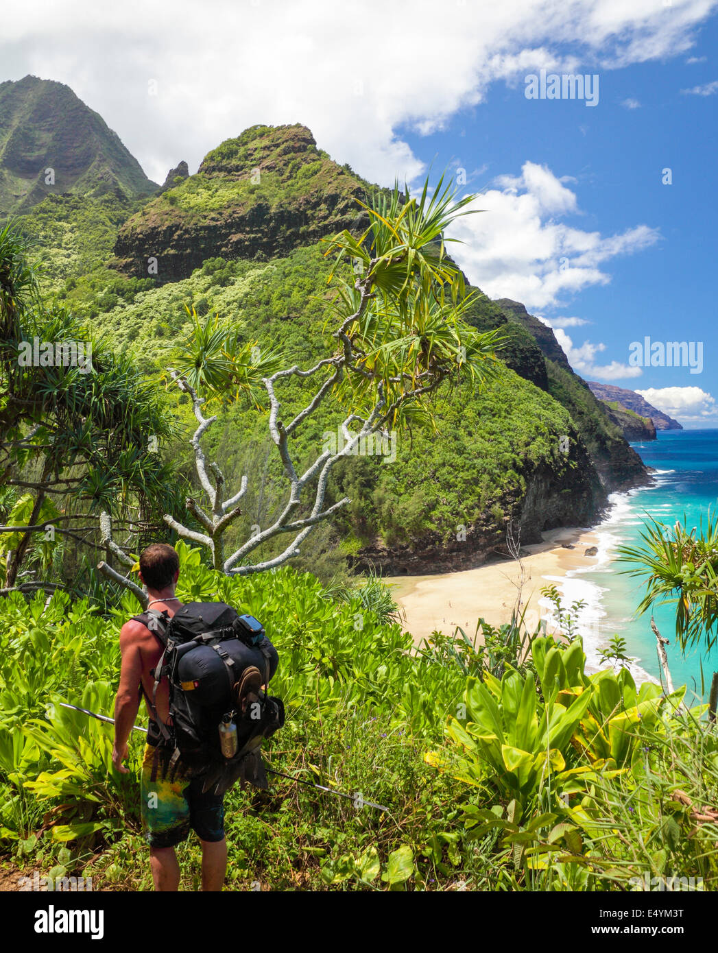 Backpacker sur le Kalalau Trail sur Kauai au-dessus Hanakapiai Beach Banque D'Images
