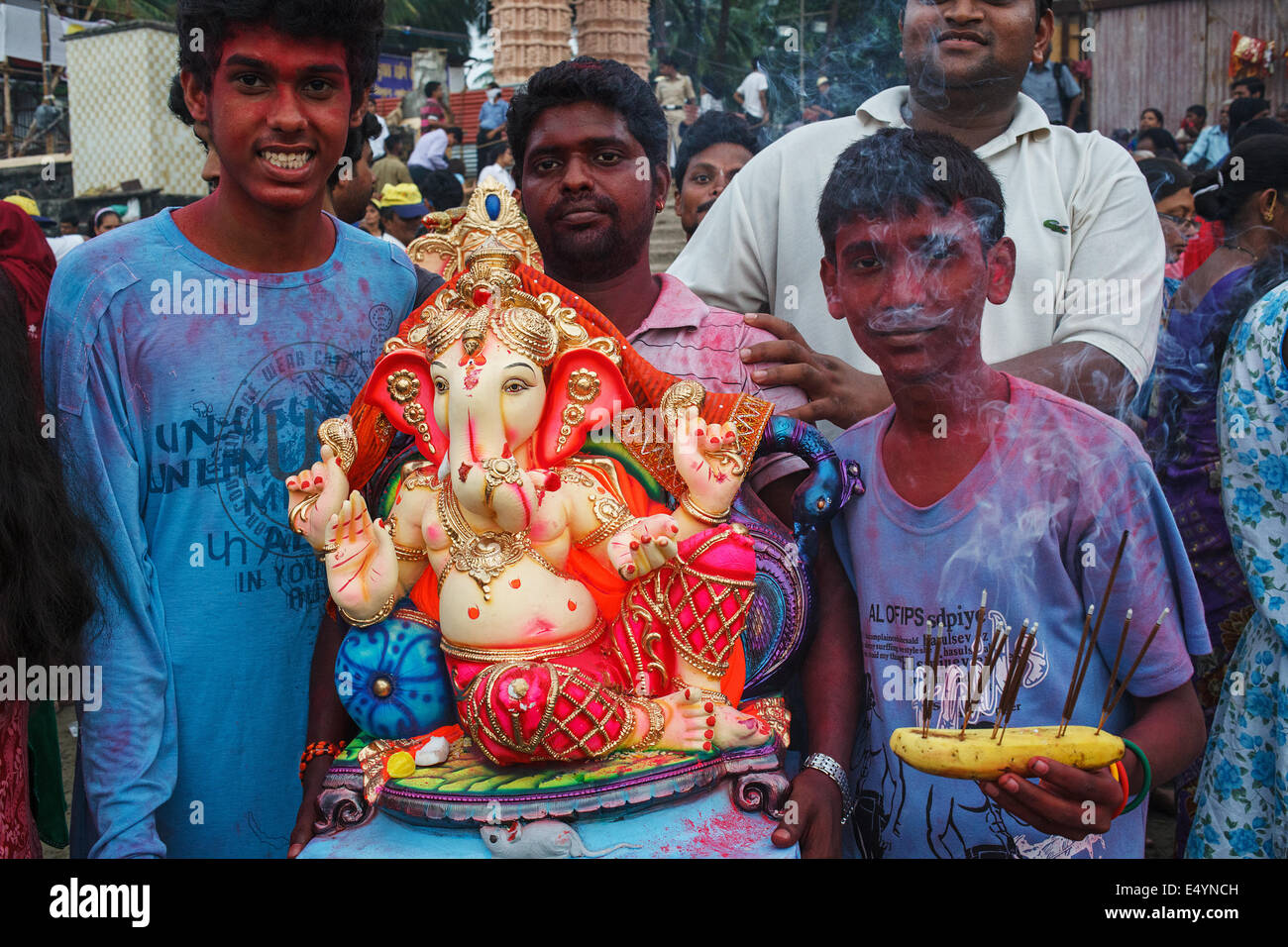 Famille avec le dieu Ganesh Ganesh Chaturthi célébrations festival sur Girgaum Chowpatty beach à Mumbai, Inde en 2013 Banque D'Images