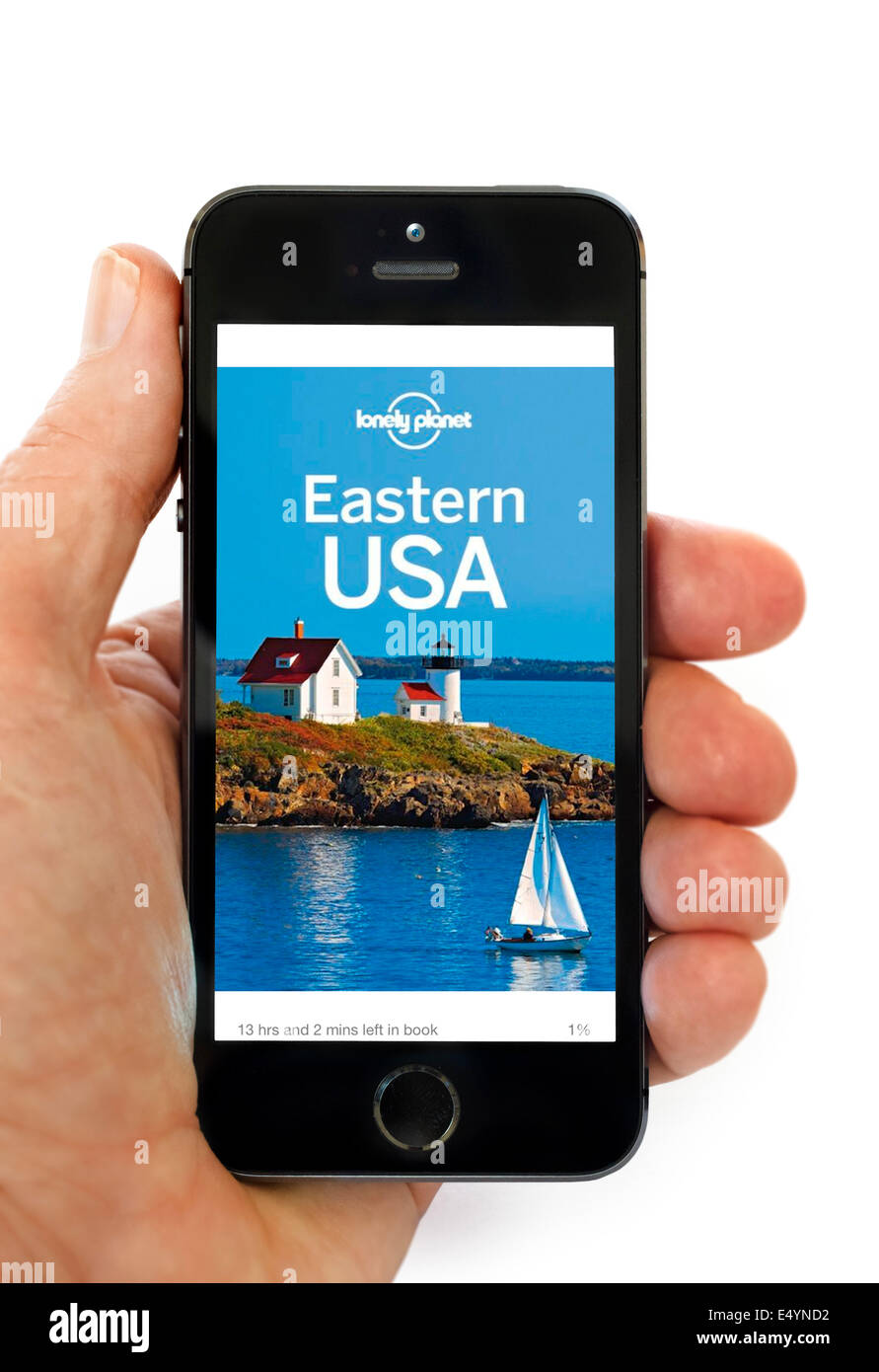 La lecture d'un guide Lonely Planet trave sur l'application Kindle sur un Apple iPhone 5S Banque D'Images