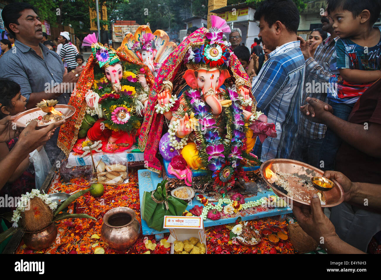 Ganesh Chaturthi célébrations du festival sur la plage de Dadar Mumbai, Inde, 2013 Banque D'Images