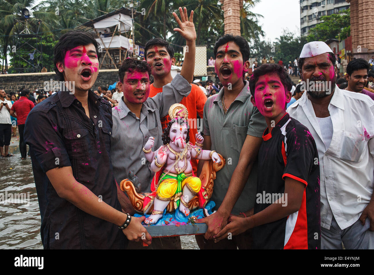 Ganesh Chaturthi célébrations du festival sur la plage de Dadar Mumbai, Inde, 2013 Banque D'Images