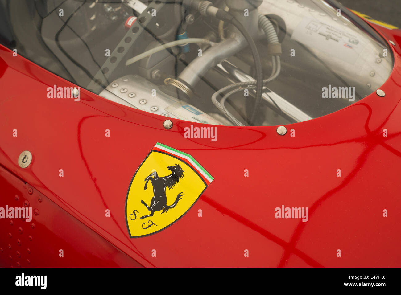 Logo cheval cabré de Ferrari sur une voiture de course rouge Banque D'Images