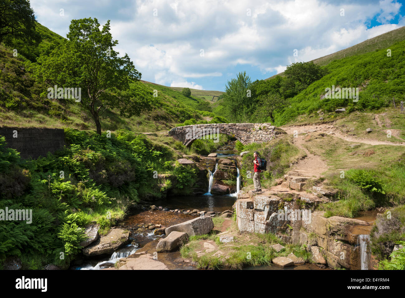 Walker à trois Shires Head Cheshire Peak District National Park England UK Banque D'Images