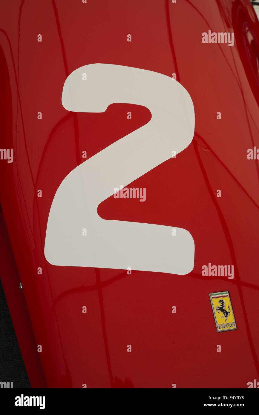 Numéro 2 sur une Formule 1 Ferrari rouge voiture de course. Banque D'Images