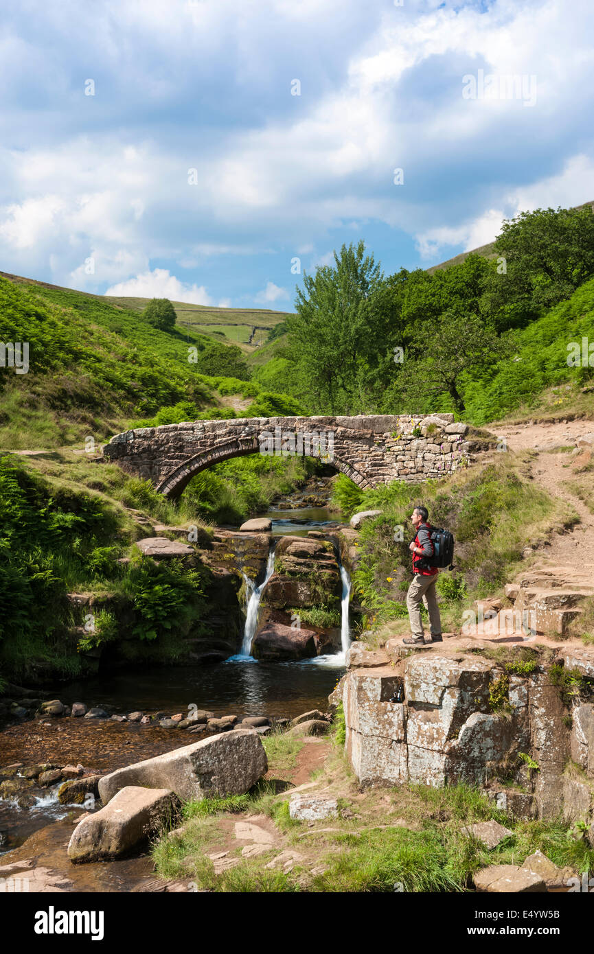 Walker à trois Shires Head Cheshire Peak District National Park England UK Banque D'Images