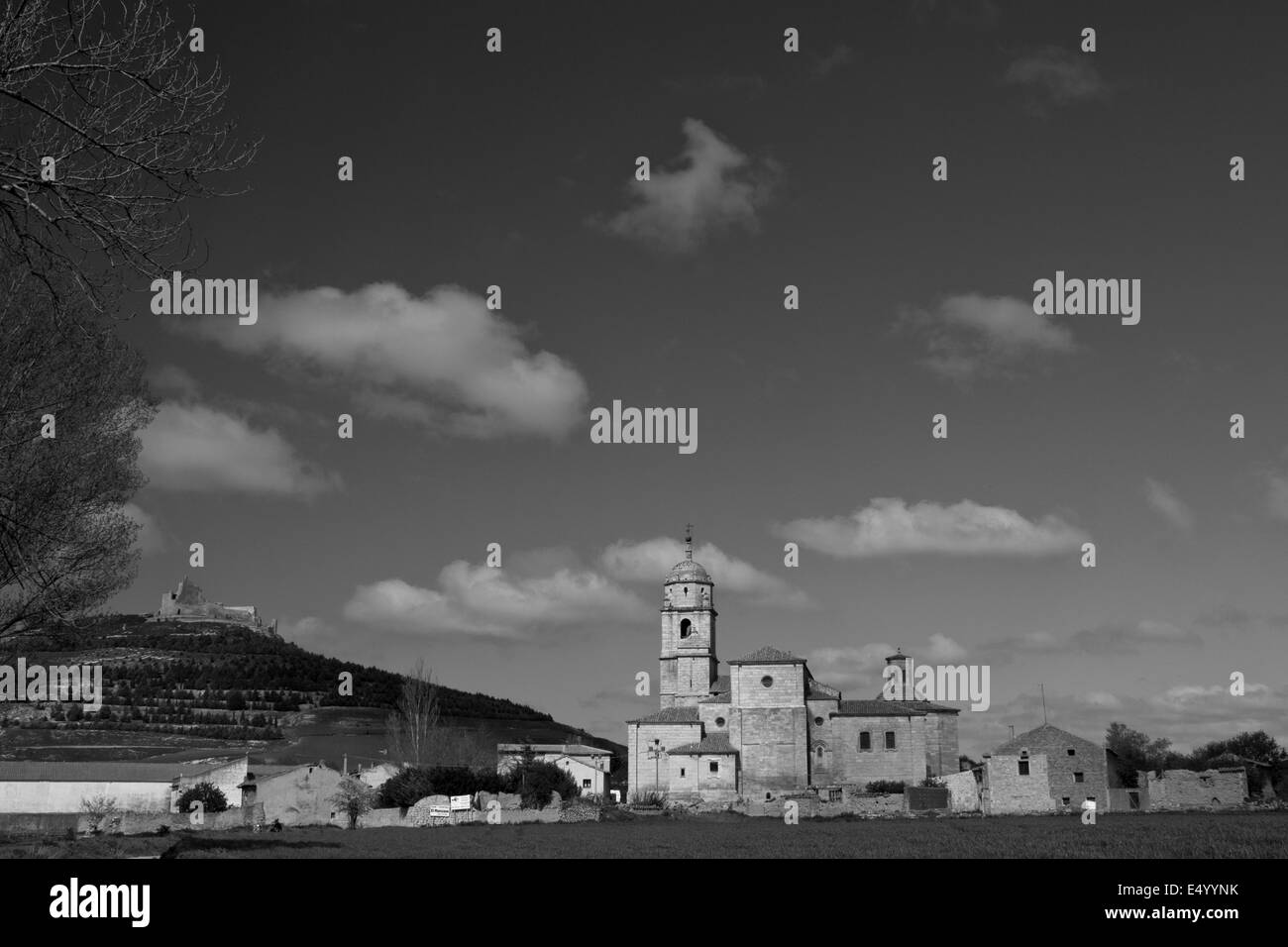 Sur Castrojeriz la grande marche de Saint James, Jakobsweg, Camino de Santiago, Espagne, noir et blanc Banque D'Images