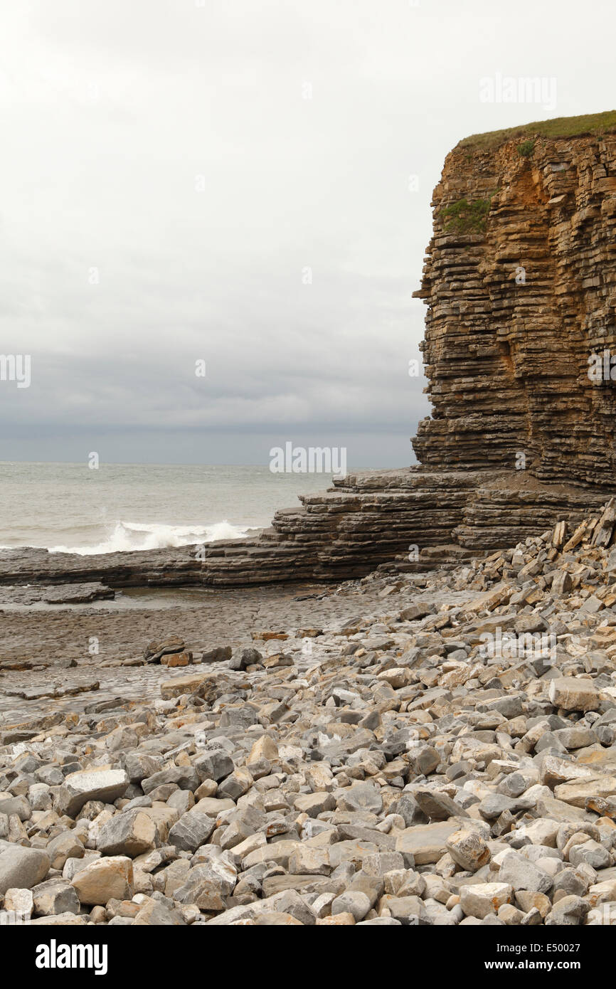 Les roches sédimentaires sur une plage tous tombé de cliffs Banque D'Images