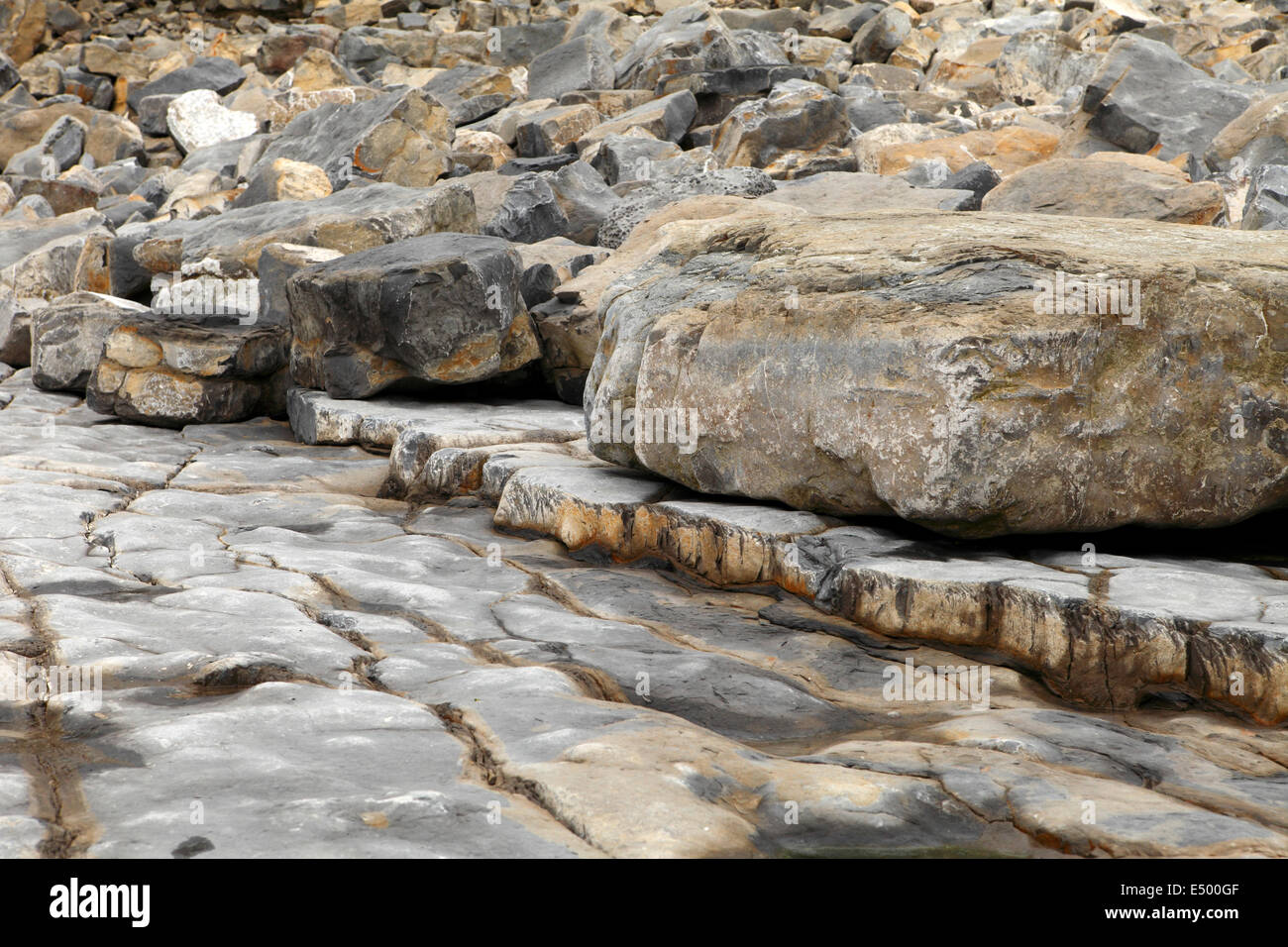 Les roches sédimentaires sur une plage tous tombé de cliffs Banque D'Images