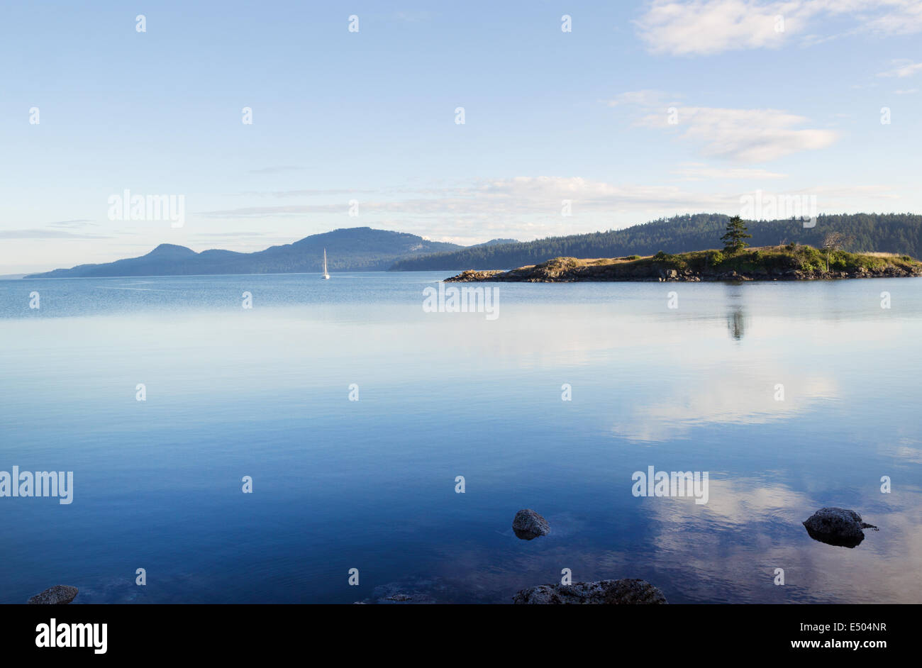 Photo horizontale d'Orcas Island Harbour dans les îles San Juan au cours de soir d'été Banque D'Images