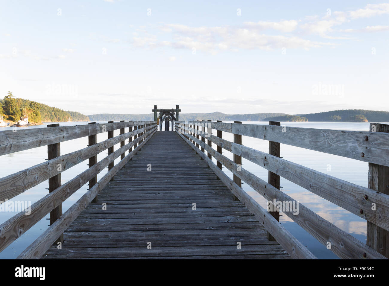 Photo horizontale d'Orcas Island Harbour allée en bois dans les îles San Juan au cours de soir d'été Banque D'Images