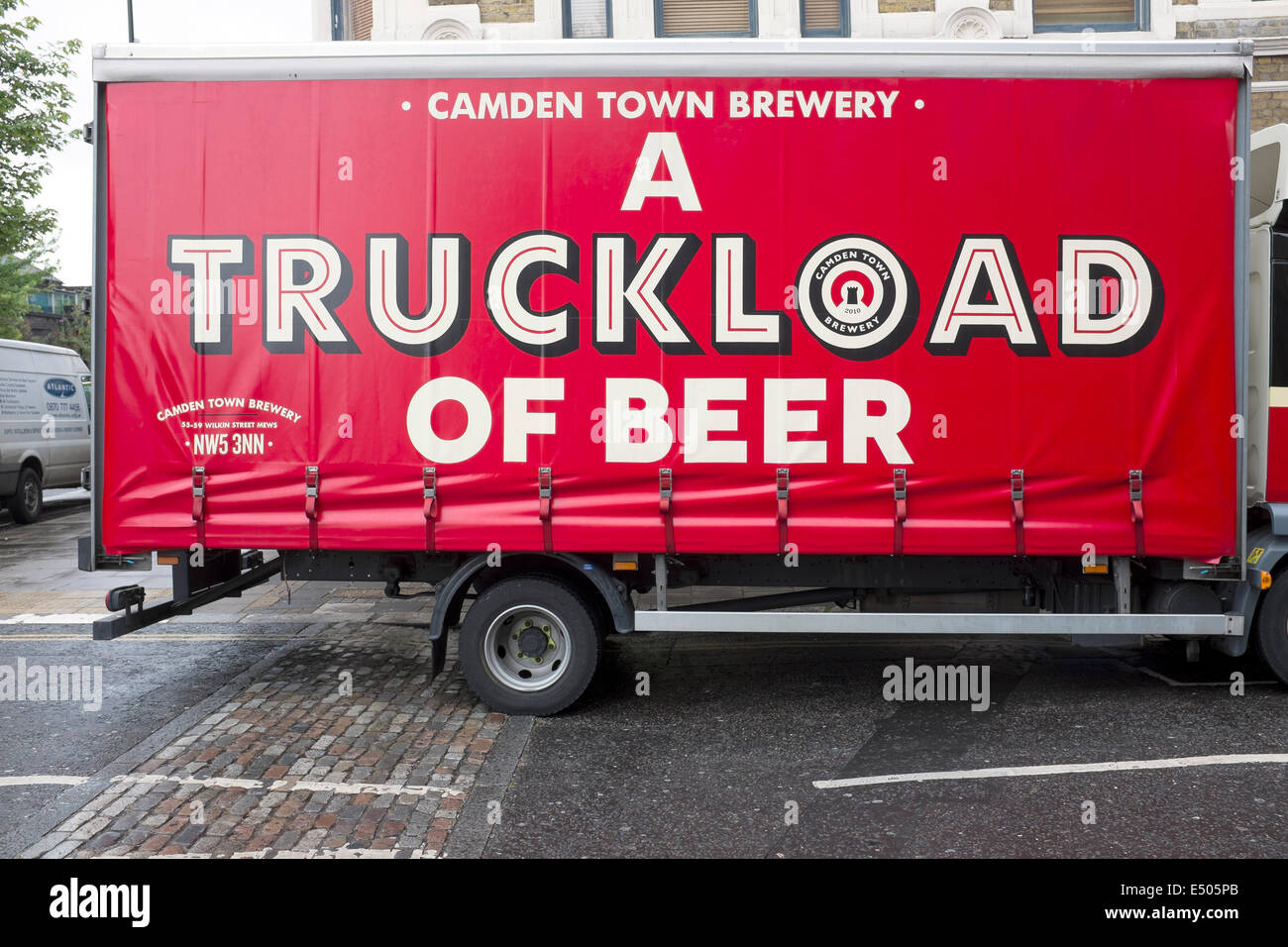 Un camion de bière signe sur Camden Town Brewery Véhicule de livraison Banque D'Images