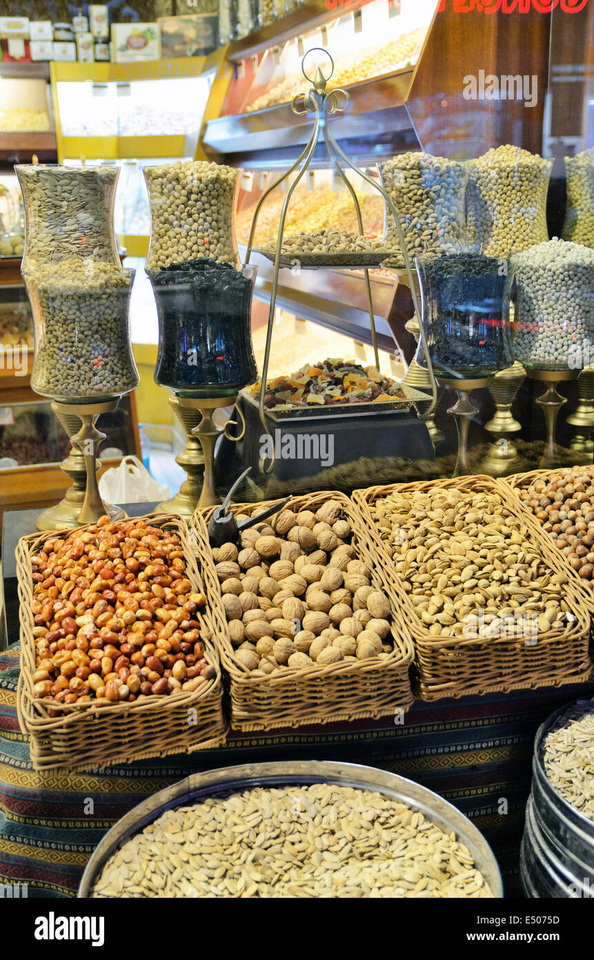 Noix et graines turques des collations dans la boutique, Konya, Turquie Banque D'Images