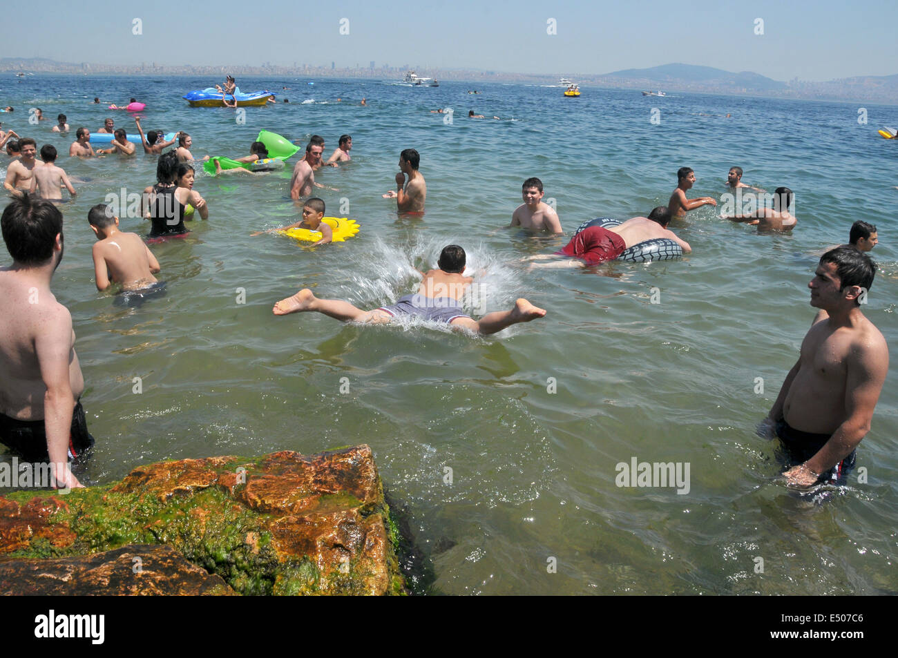 Istanbul aux personnes bénéficiant d'une journée sur Kinaliada, l'une des îles des Princes. Les îles sont situées dans la mer de Marmara, un Banque D'Images