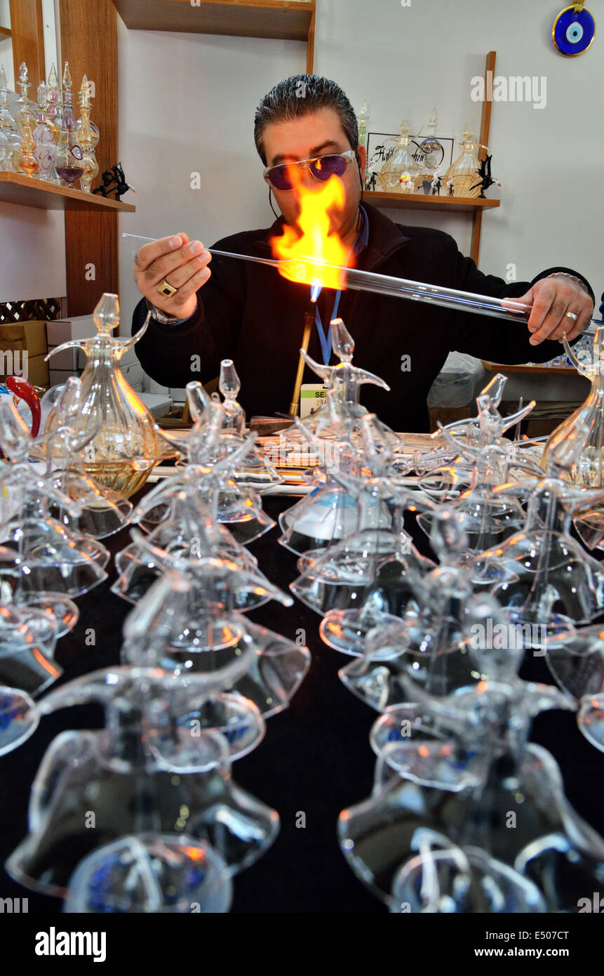 Souffleur de verre fait figures de derviches tourneurs, Konya, Turquie Banque D'Images
