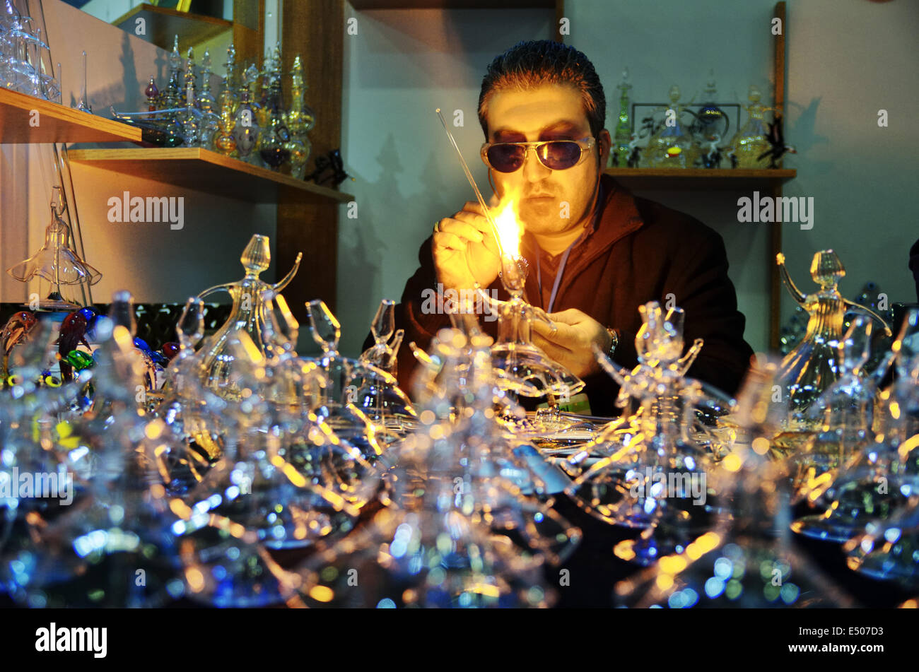 Souffleur de verre fait figures de derviches tourneurs, Konya, Turquie Banque D'Images