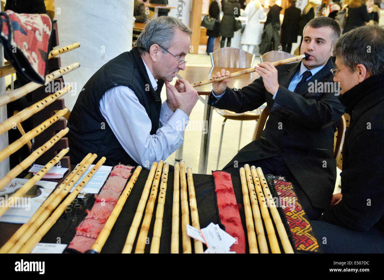 L'homme d'apprendre à jouer sur la flûte ney turc Mevlana en centre culturel, Konya, Turquie Banque D'Images