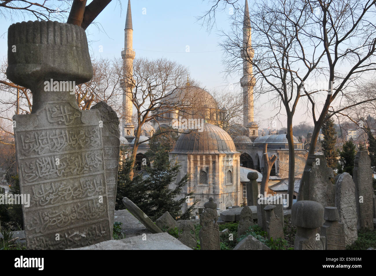 Pierres tombales de l'époque ottomane dans le cimetière Eyüp, avec la mosquée Eyüp en arrière-plan. Banque D'Images