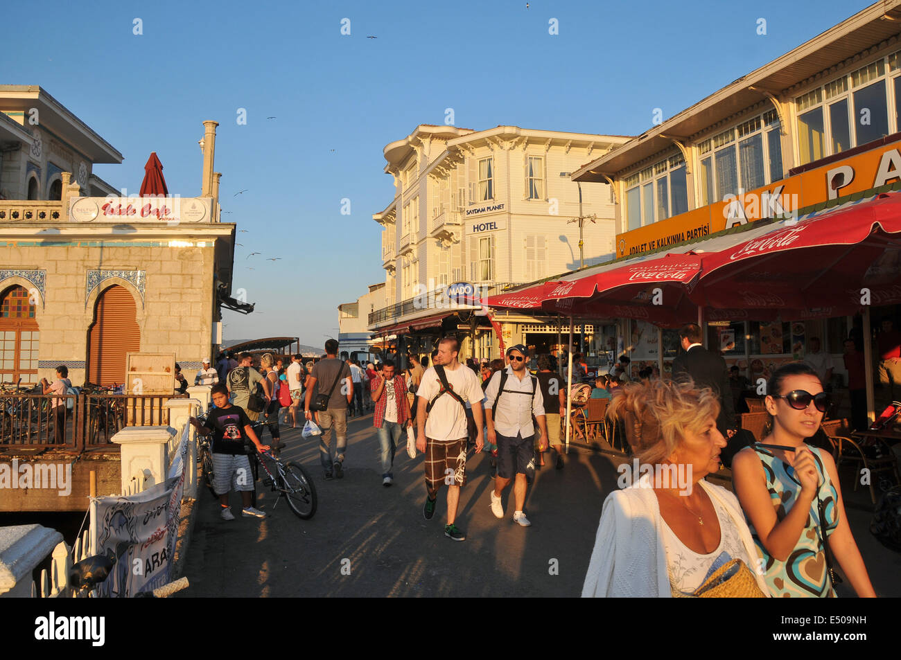 Les gens marchent sur la promenade du front de mer sur Büyükada au coucher du soleil. Büyükada, la plus grande des îles des Princes. Banque D'Images