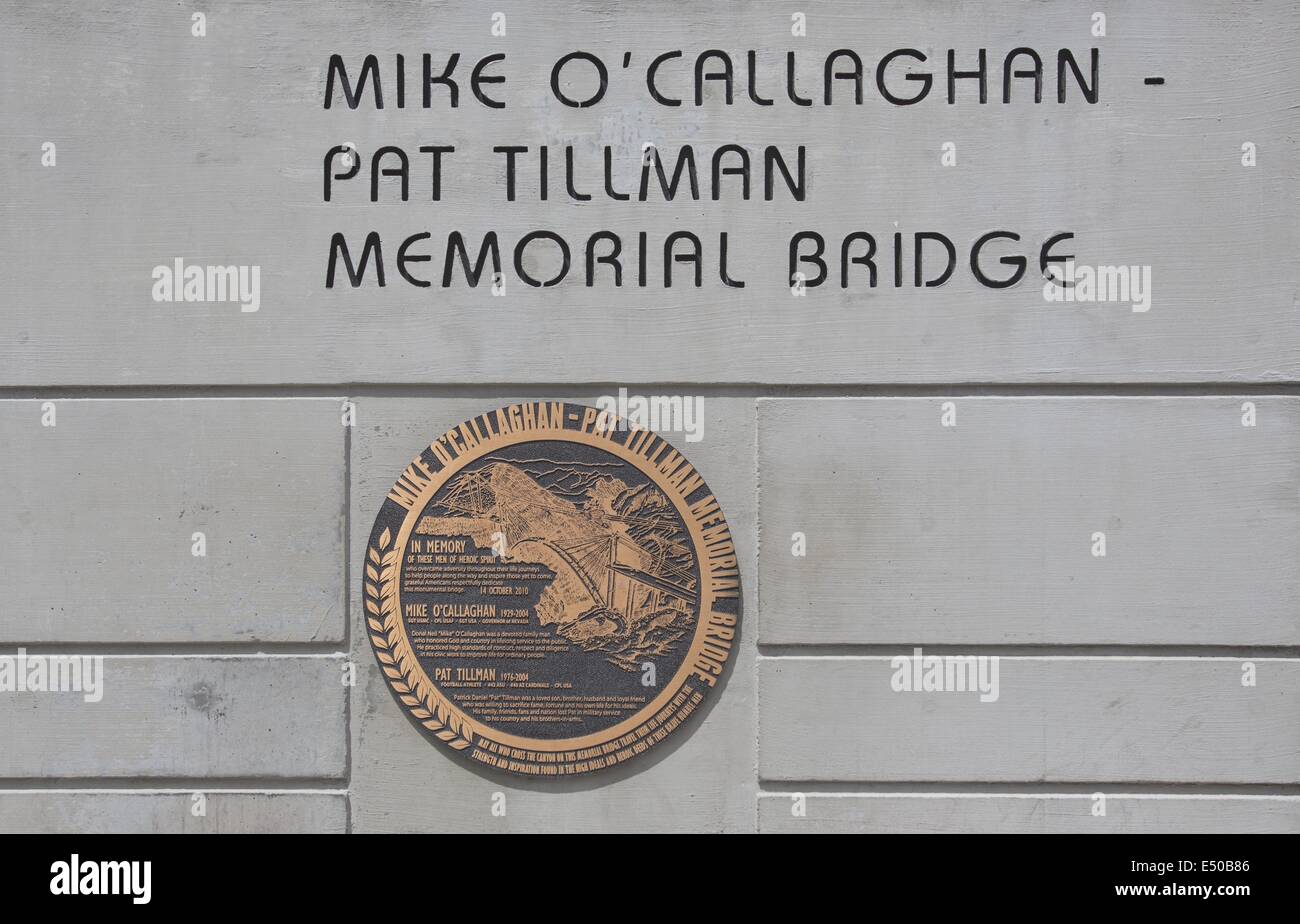 16 juillet 2014 - Los Angeles, Californie, États-Unis - Le Mike O'Callaghan''"Pat Tillman Memorial Bridge est un pont en arc dans le United States qui enjambe la rivière Colorado entre les États de l'Arizona et le Nevada. Le pont est situé dans le Lake Mead National Recreation Area à environ 30 miles (48 km) au sud-est de Las Vegas, Nevada, et transporte plus de 93 U.S. Route du fleuve Colorado. Ouvert en 2010, il a été l'élément clé de l'Hoover Dam Bypass projet, qui nous détourné de sa précédente 93 dans le haut de gamme du Barrage de Hoover et enlevé plusieurs virages en épingle et les courbes de la Banque D'Images