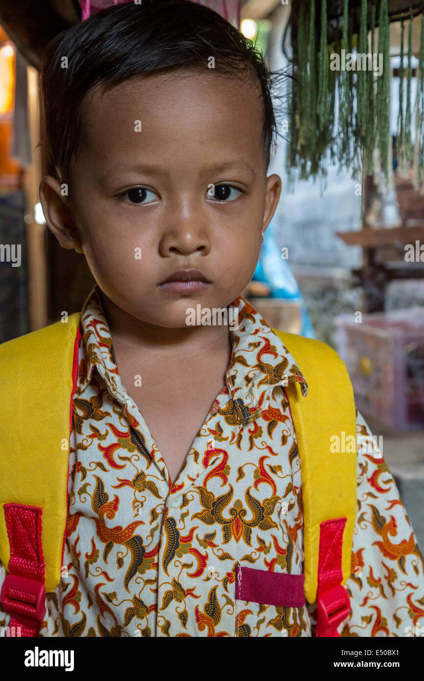 Bali, Indonésie. Petit garçon hindou balinais Tenganan, Village. Banque D'Images