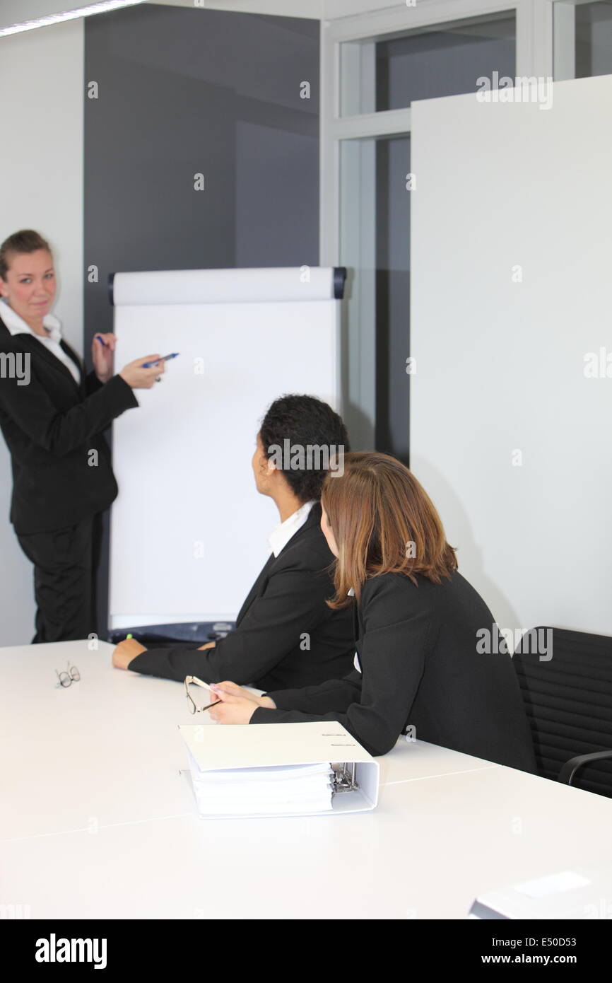 Chef d'équipe féminine donnant une présentation Banque D'Images