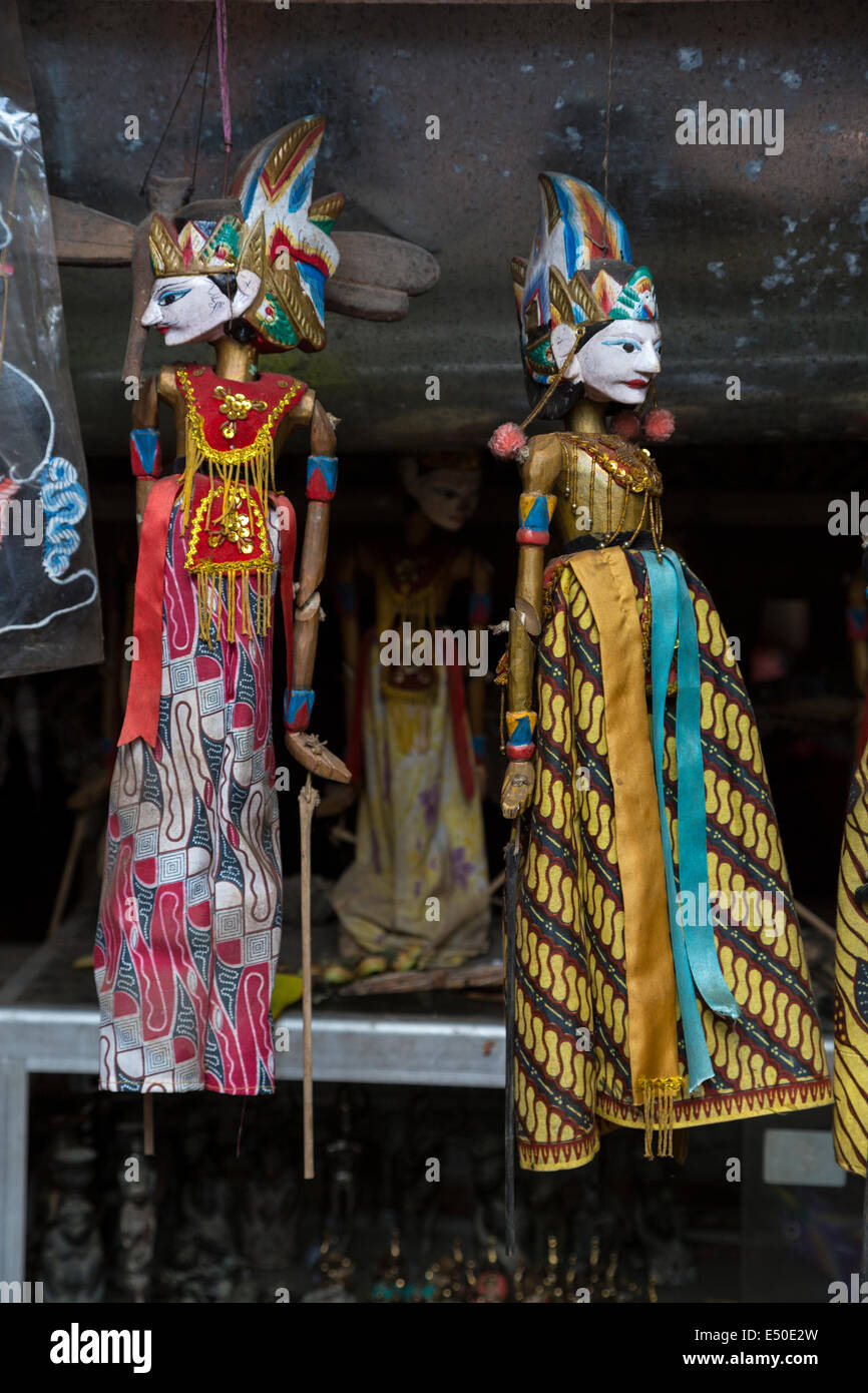 Bali, Indonésie. Poupées marionnettes en vente dans une boutique. Village de Tenganan. Banque D'Images