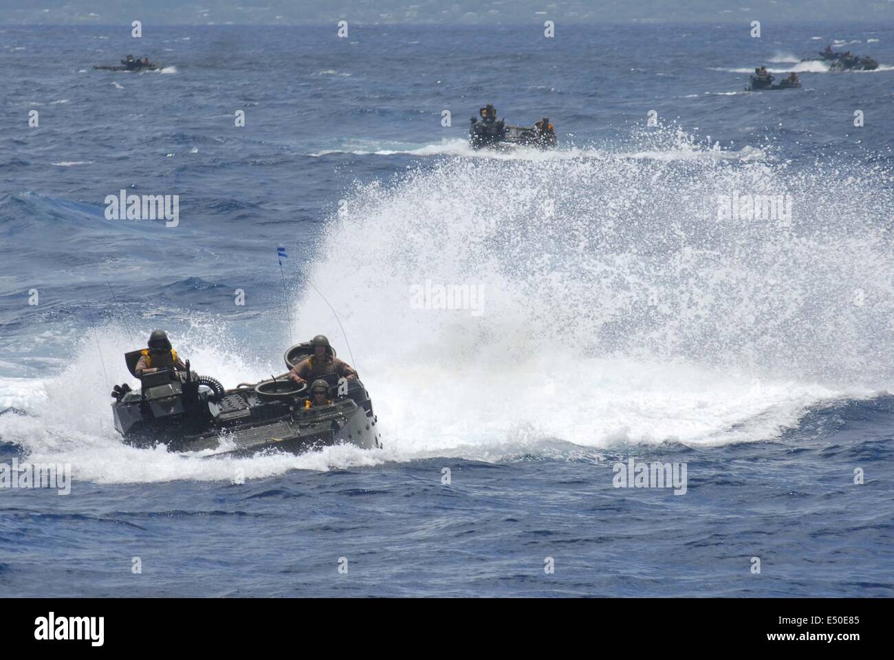 La baie de Kaneohe, Hawaii. 10 juillet, 2014. Le 18 juillet : les véhicules d'assaut amphibie (AAV) de l'US Marine Corps assister à une opération de débarquement dans le cadre du Pacific Rim l'exercice conjoint ou de l'exercice RIMPAC 2014 M-01 de wet embarquement en navire de guerre, USS Rushmore LSD-47 le 9 juillet 2014 dans la baie de Kaneohe, Oahu, Hawaii. Un total de 13 pièces de AAV et 2 véhicule d'atterrissage d'un suivi (LVT) -7 serait l'atterrissage dans une série d'exercices de mécanique dans les débarquements dans MCTAB invasion (Zone d'entraînement du Corps des Marines des soufflets) © Sijori Images/ZUMA/Alamy Fil Live News Banque D'Images