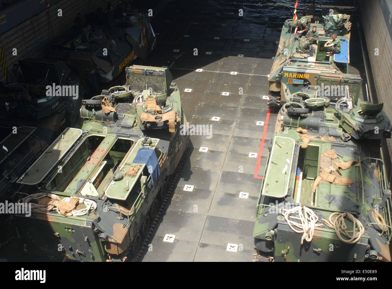 La baie de Kaneohe, Hawaii. 10 juillet, 2014. Le 18 juillet : les véhicules d'assaut amphibie (AAV) de l'US Marine Corps assister à une opération de débarquement dans le cadre du Pacific Rim l'exercice conjoint ou de l'exercice RIMPAC 2014 M-01 de wet embarquement en navire de guerre, USS Rushmore LSD-47 le 9 juillet 2014 dans la baie de Kaneohe, Oahu, Hawaii. Un total de 13 pièces de AAV et 2 véhicule d'atterrissage d'un suivi (LVT) -7 serait l'atterrissage dans une série d'exercices de mécanique dans les débarquements dans MCTAB invasion (Zone d'entraînement du Corps des Marines des soufflets) © Sijori Images/ZUMA/Alamy Fil Live News Banque D'Images