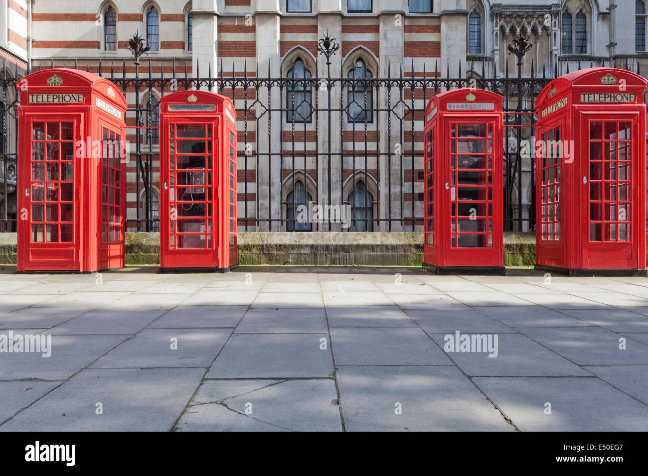 Quatre cabines téléphoniques rouges UK traditionnel - 2 oversize Banque D'Images