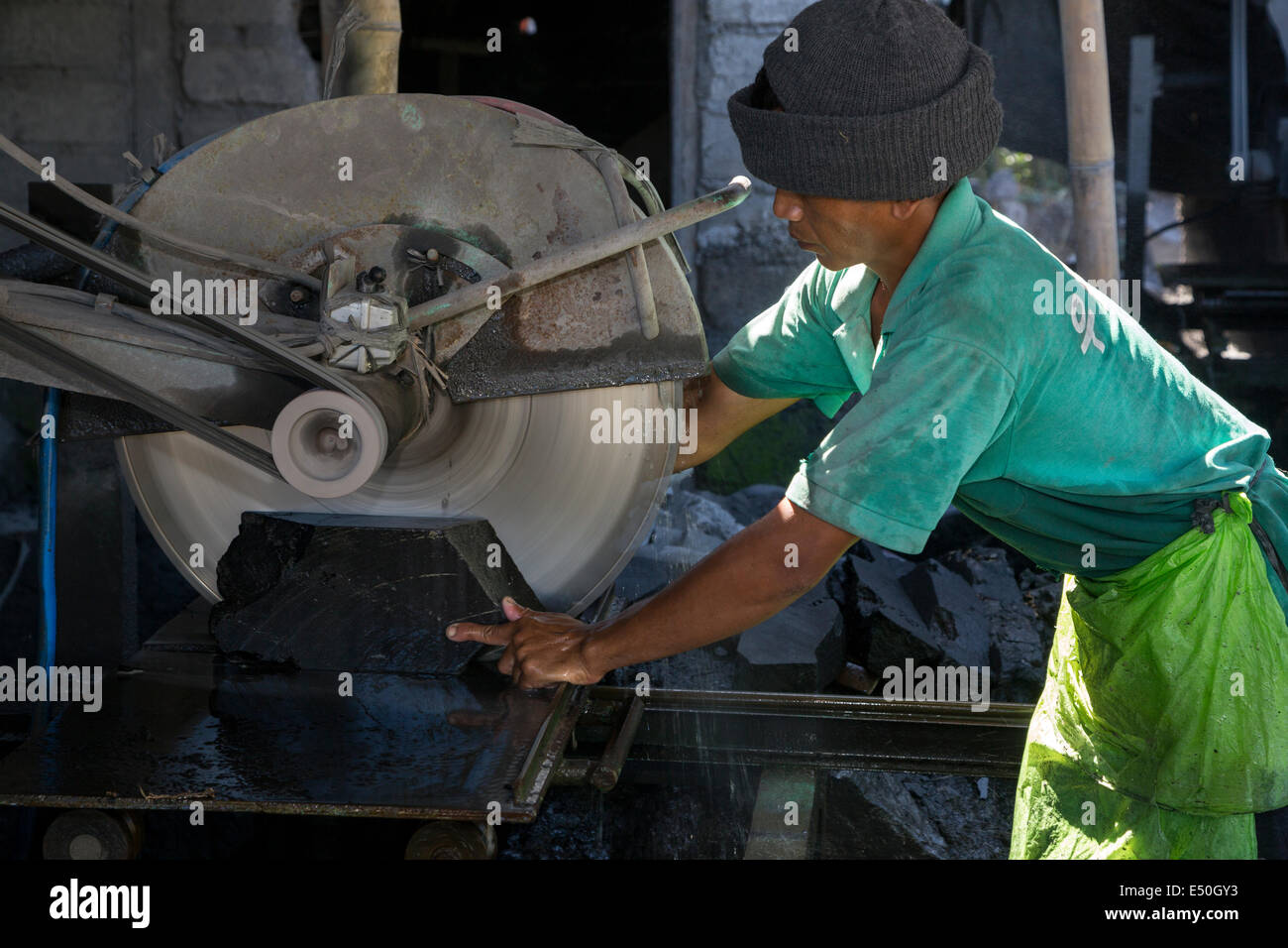 Bali, Indonésie. Tailleur de pierre de coupe au travail pour faire des sanctuaires religieux. Banque D'Images