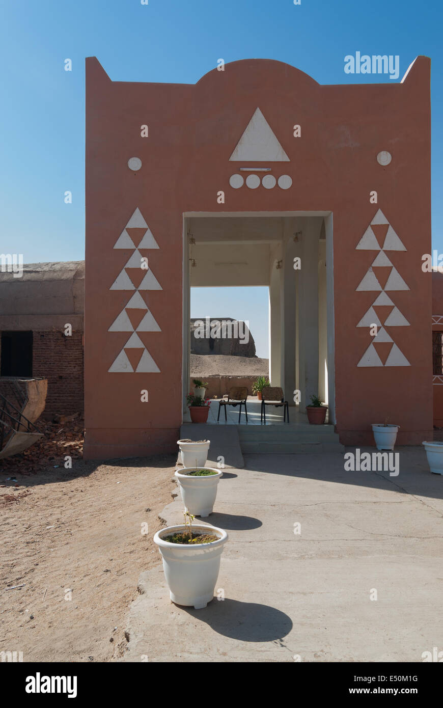 La civilisation Kerma Museum et Western Deffufa complexes (visibles à travers 'door'), kerma, nord du Soudan Banque D'Images