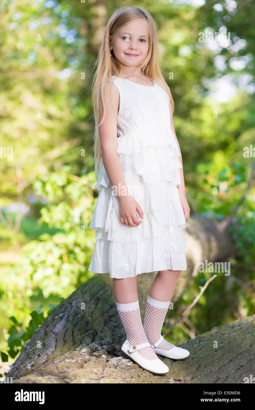 Petite fille en robe blanche Photo Stock - Alamy