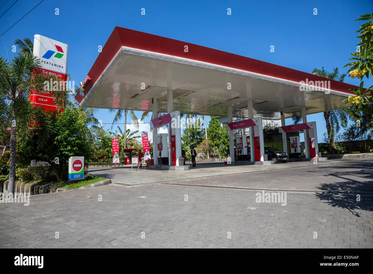 Bali, Indonésie. Pertamina, la station nationale de la chaîne. Banque D'Images