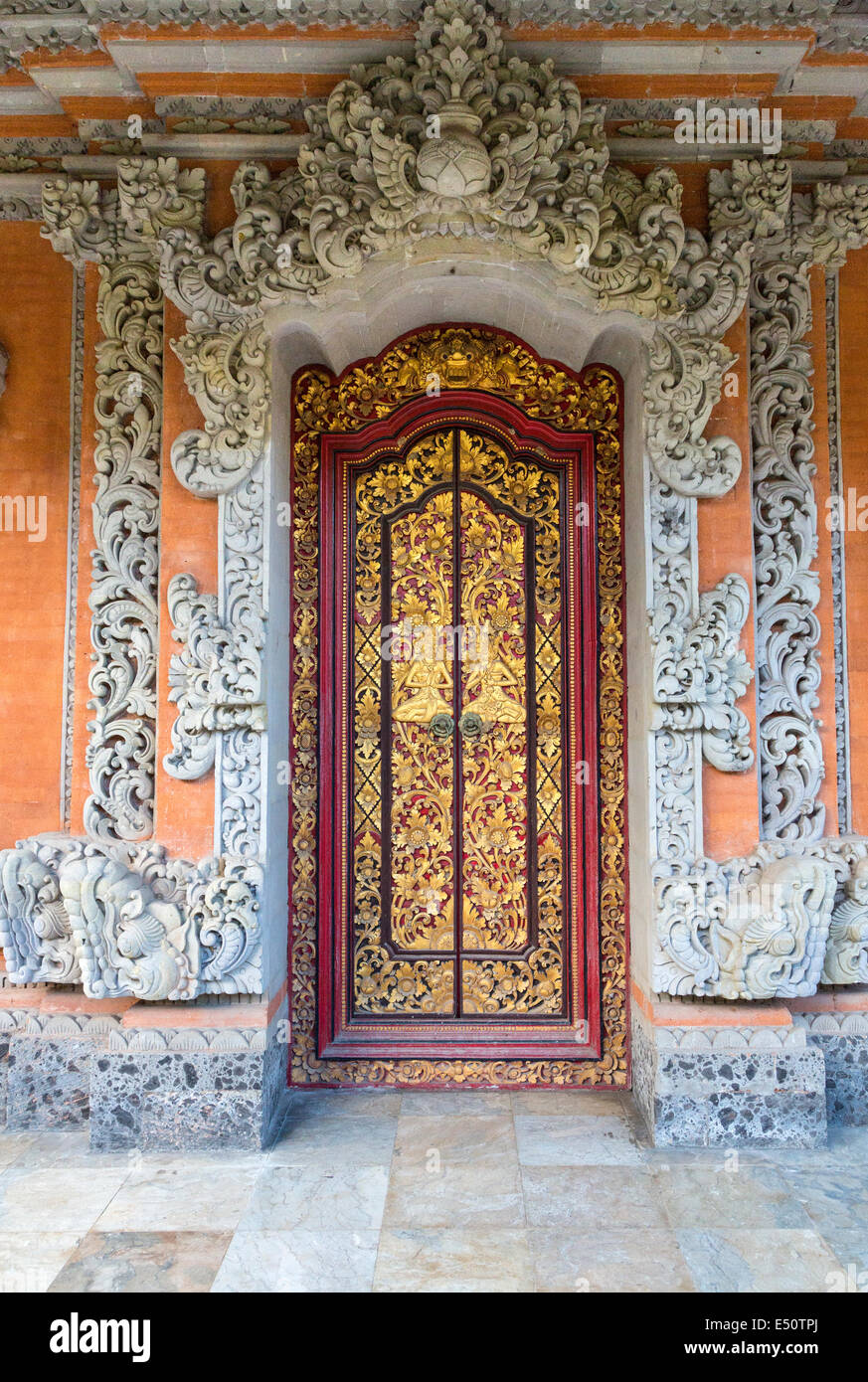 Bali, Indonésie. Porte sculptée de la maison de prêtre hindou, résidentiel, Klungkung, Semarapura Banque D'Images