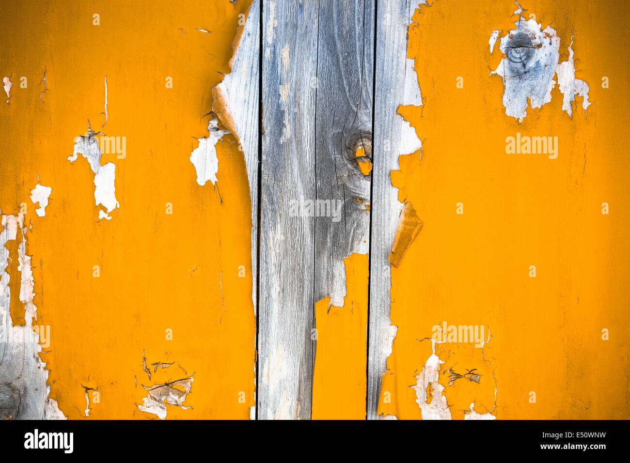 Porte en bois tacheté avec de la peinture Banque D'Images