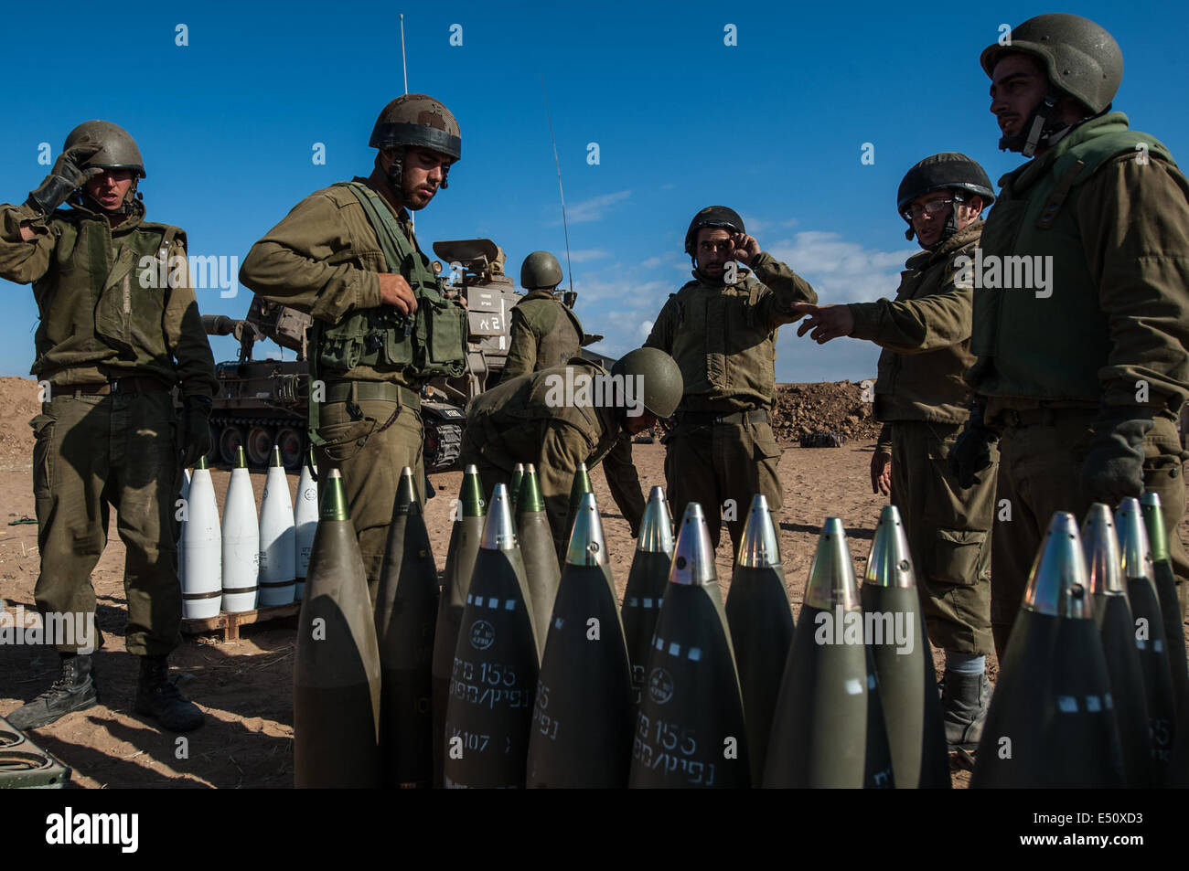 Frontière de Gaza, l'opération de protection. 17 juillet, 2014. Des soldats israéliens se préparer pour un 155mm M109 Dores l'obusier automoteur dans le domaine dans le sud d'Israël près de la frontière avec Gaza, le dixième jour de l'opération de protection, le 17 juillet 2014. L'armée israélienne a lancé une offensive terrestre sur la bande de Gaza sous contrôle du Hamas jeudi soir après des jours de bombardements, l'armée a dit. Crédit : Li Rui/Xinhua/Alamy Live News Banque D'Images