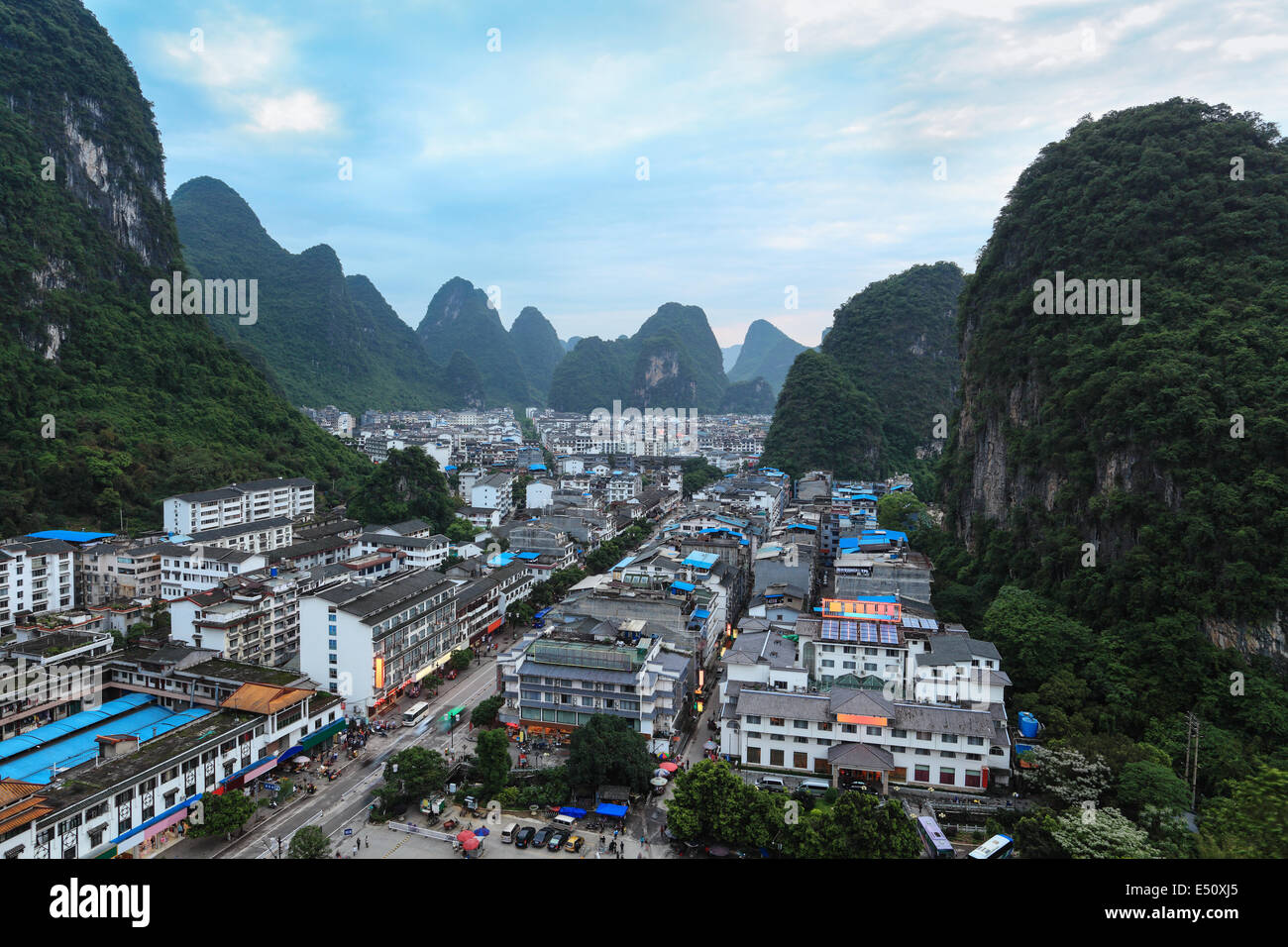 Belle ville de Yangshuo au crépuscule Banque D'Images