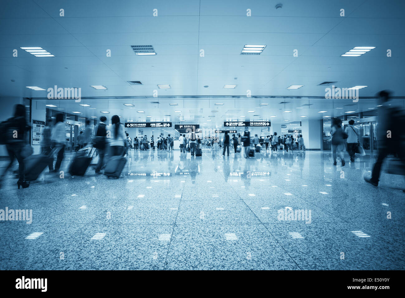Flou passager dans un centre de transport Banque D'Images