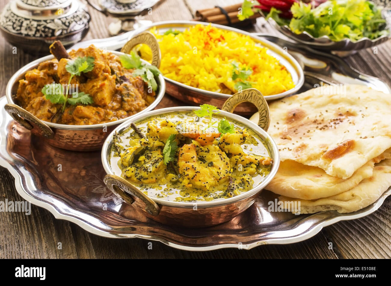 Currys indiens avec du riz et du pain Banque D'Images
