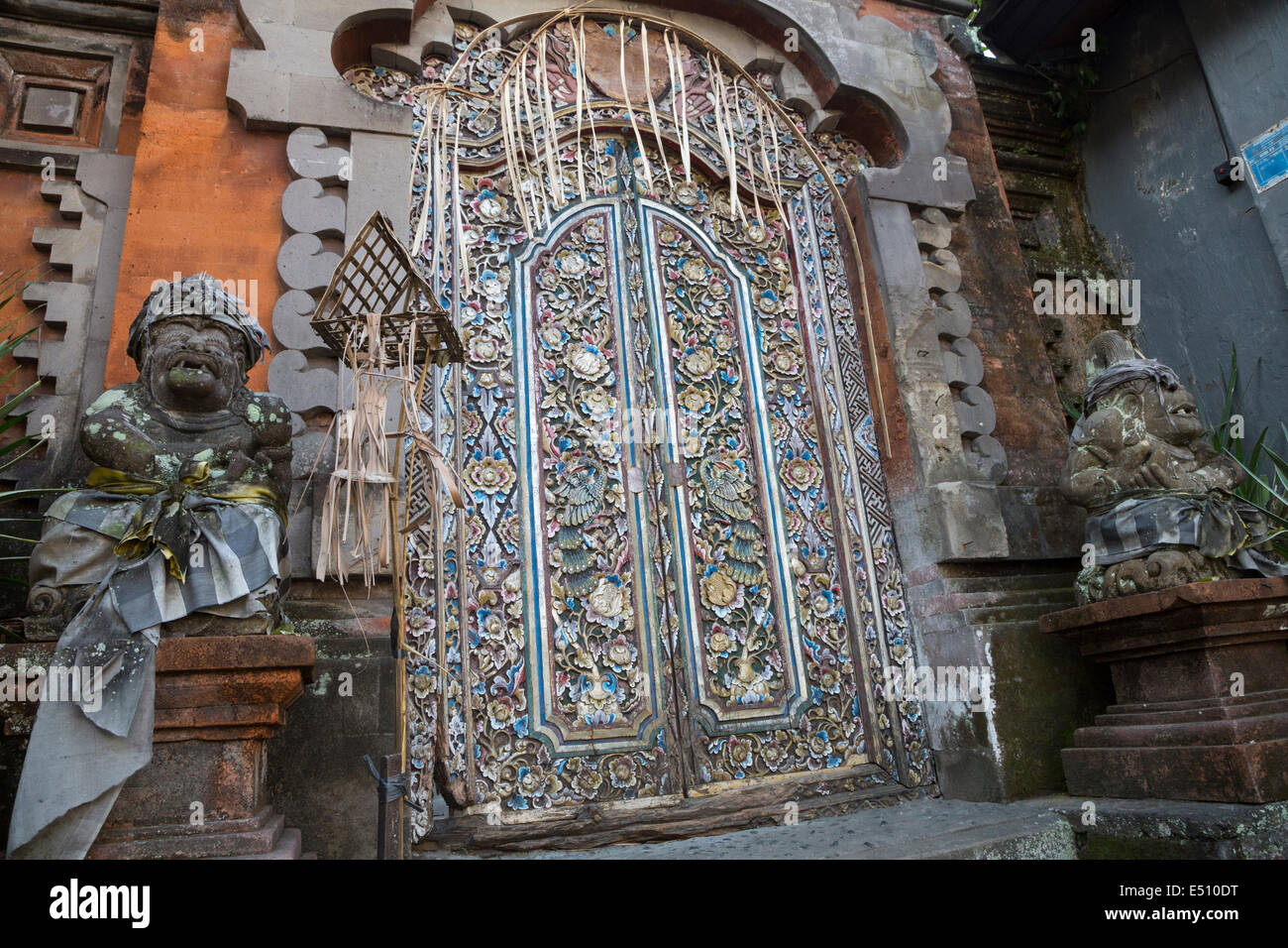 Bali, Indonésie. Entrée de la résidence familiale, avec Dwarapala (Dvarapala) Gardiens de chaque côté. Banque D'Images