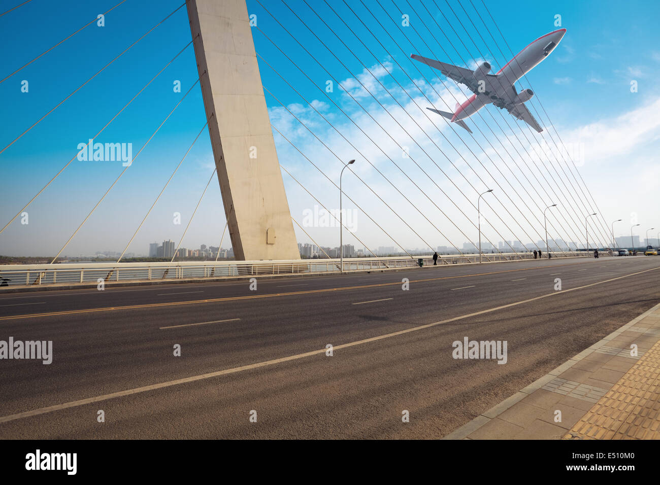 Pont à haubans avec airplane Banque D'Images