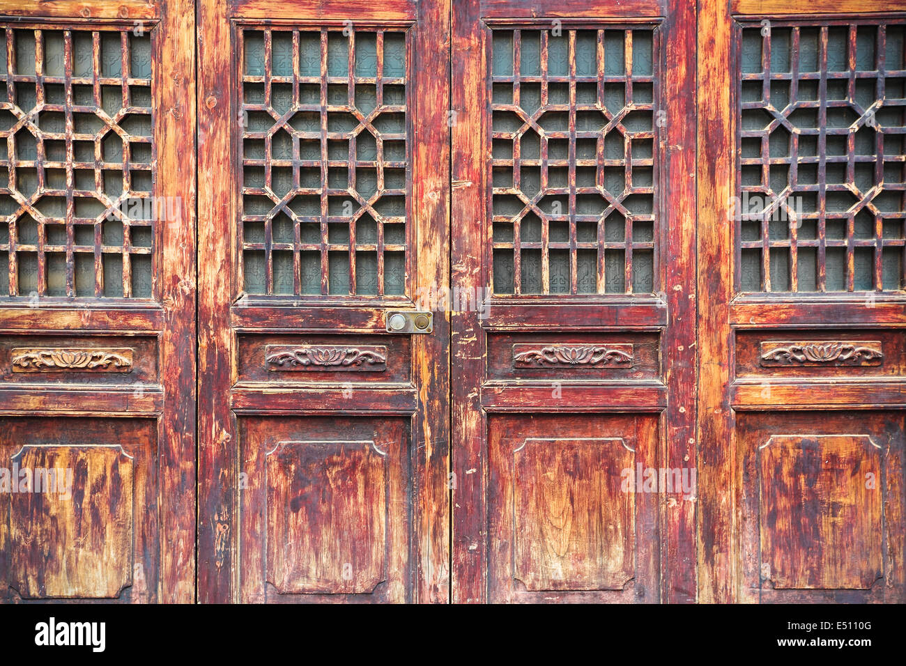 Porte en bois traditionnel avec fenêtre en treillis Banque D'Images