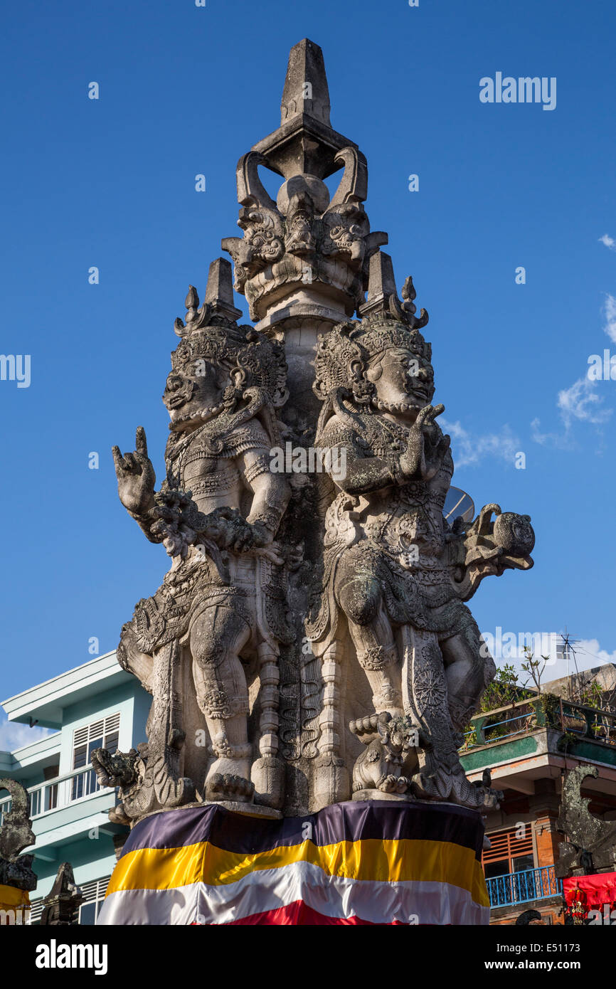 Bali, Indonésie. Kanda Pat Sari Statue, gardienne des quatre Directions, dans un rond-point de trafic. , Klungkung Semarapura. Banque D'Images