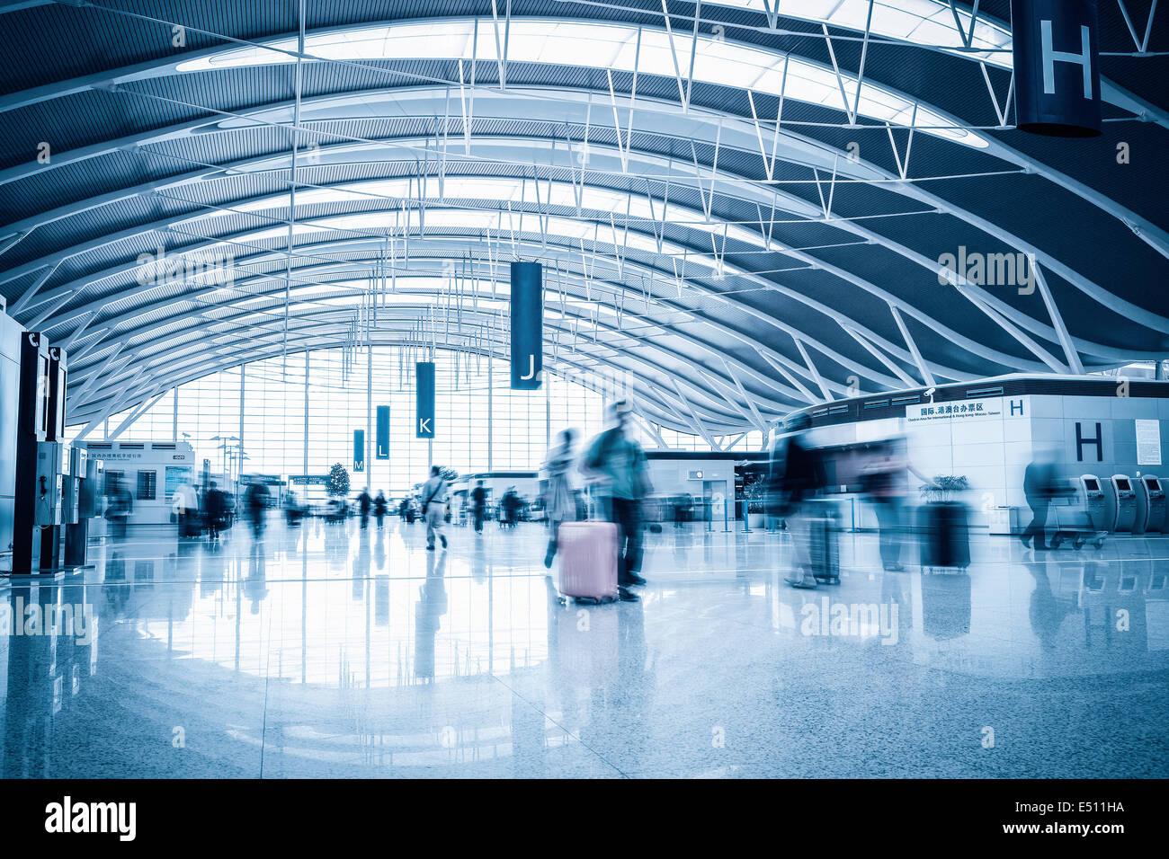 Les passagers dans l'aéroport Banque D'Images